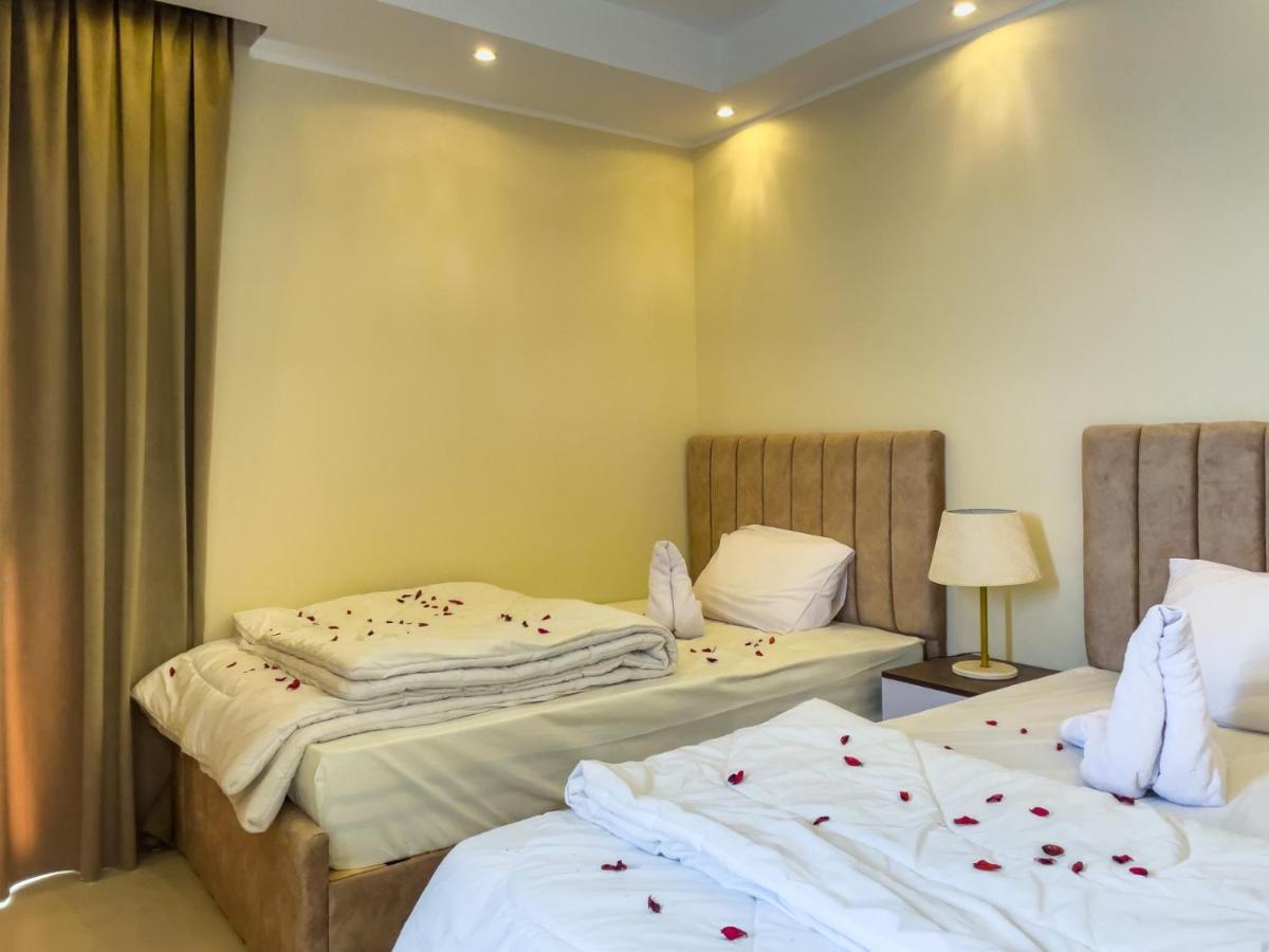 Jumeirah Pyramids View Inn Kafrat al Jabal Exterior photo