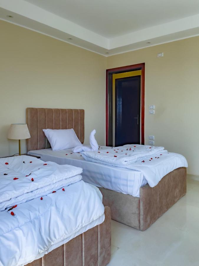 Jumeirah Pyramids View Inn Kafrat al Jabal Exterior photo