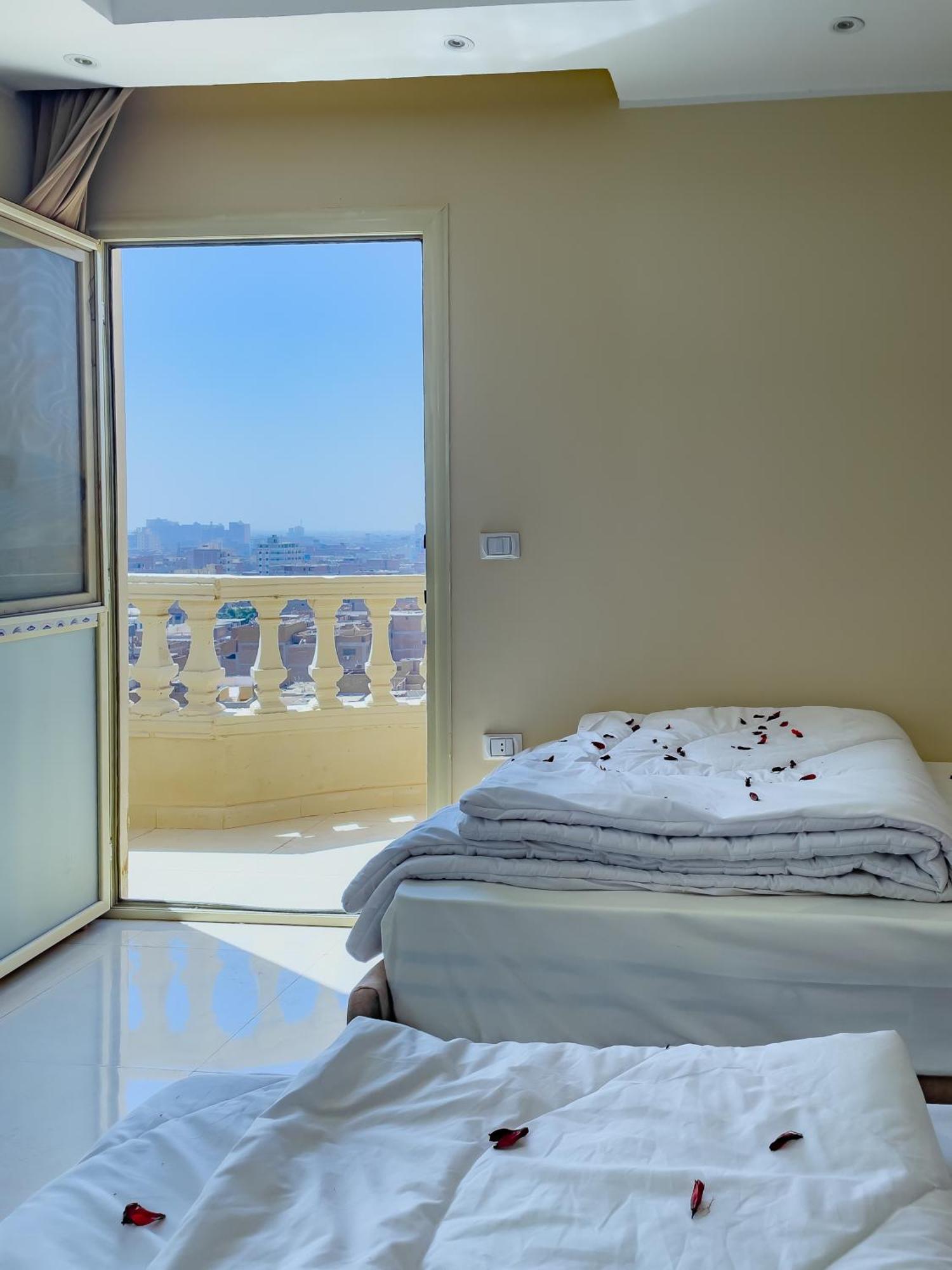 Jumeirah Pyramids View Inn Kafrat al Jabal Exterior photo