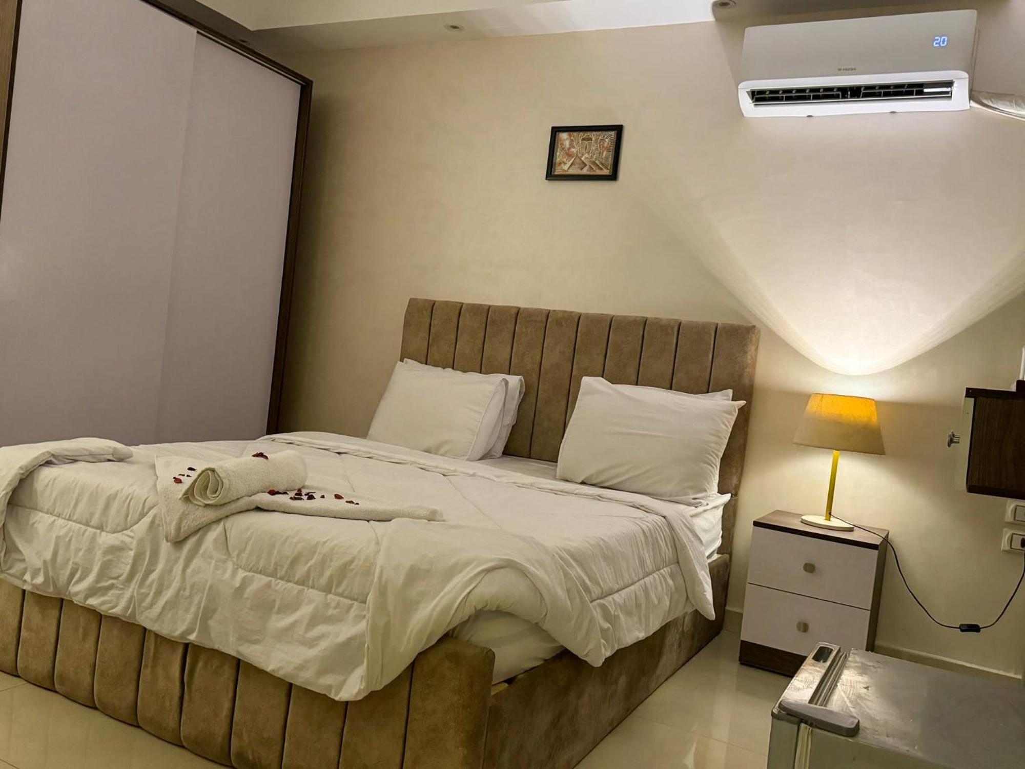 Jumeirah Pyramids View Inn Kafrat al Jabal Room photo